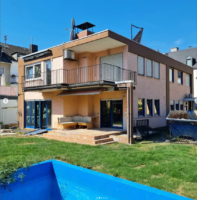 Zu Beginn sah unsere Praxis von der Rückseite noch so aus.