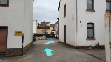 Unsere Praxis finden Sie in der zweiten Hausreihe.